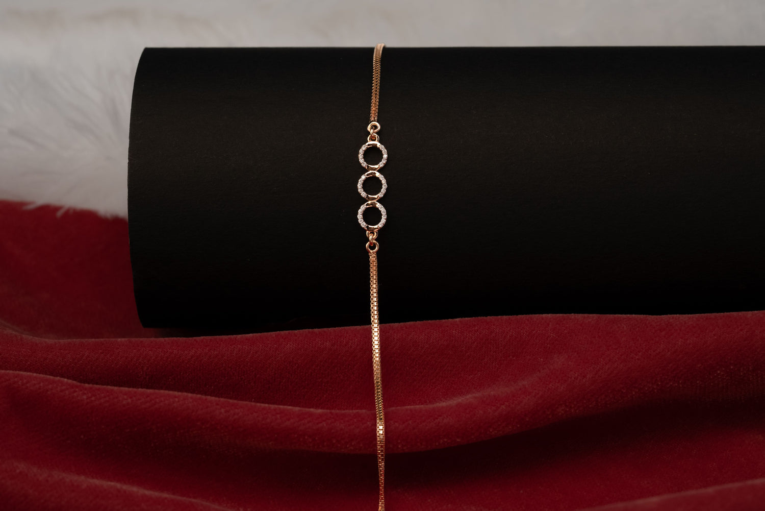 Elegant Gold Circle Link
