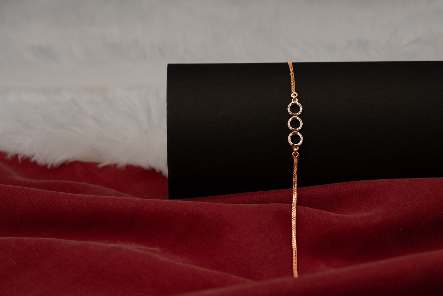 Elegant Gold Circle Link